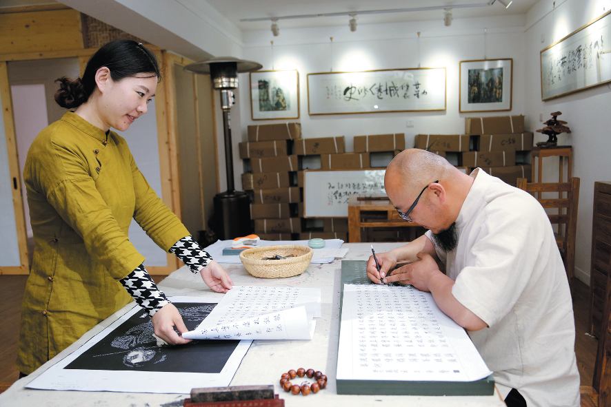 5月14日,在日照一家书院内,院长孔祥君正在进行石板雕刻,这是一笔