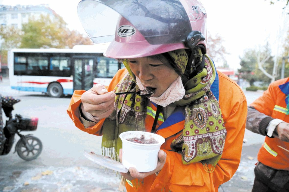他告诉记者,环卫工人与外卖送餐员一样,在户外工作,十分辛苦