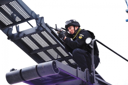 日照警方添利器,引进攀登突击车