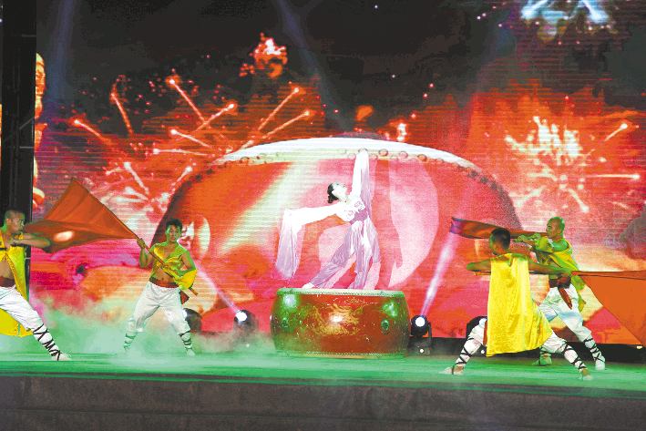 近日,演员们正在表演《旗开得胜》.