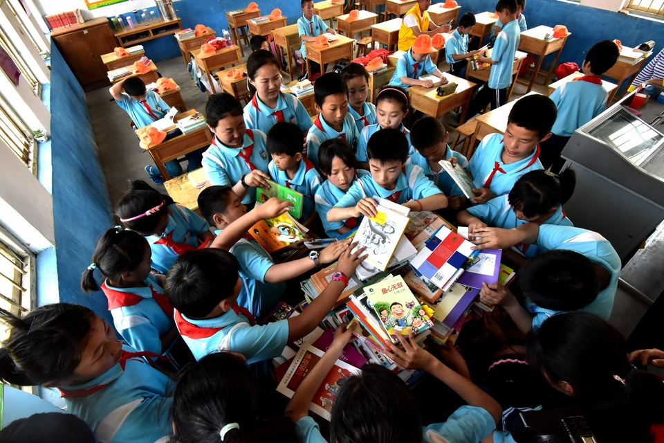 6月1日,东港区后村镇皋陆小学的孩子们正挑选自己喜欢的书籍.